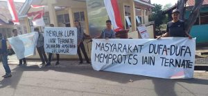 Warga Dufa-Dufa Demo Kampus IAIN Ternate