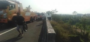 Alami Ban Pecah, Isuzu Elf Tabrak Pembatas Jalan di Tol Bandarkedungmulyo