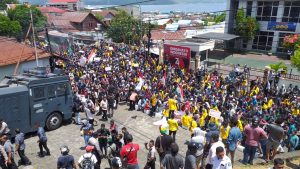Ribuan Mahasiswa Malut Padati Kantor DPRD Kota Ternate