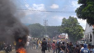 Demo di Depan Kantor DPRD Ternate, Massa Lempari Mobil Water Canon