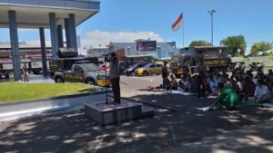 Massa Aksi IAIN Ternate Shalat Jumat Bersama Aparat Kepolisian