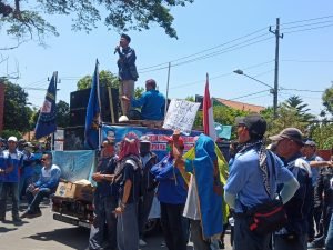 Revisi UU Ketenagakerjaan, Di Tolak Buruh KSPSI Dengan Aksi Di Pemkab Mojokerto