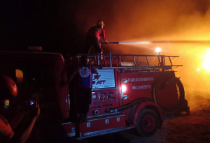 Hingga Dini Hari Api Di PT. Surya Santosa Belum Padam