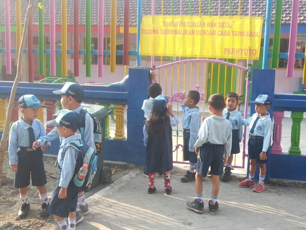 Hari Guru, TK Dharma Wanita Meri Disegel Ahli Waris.