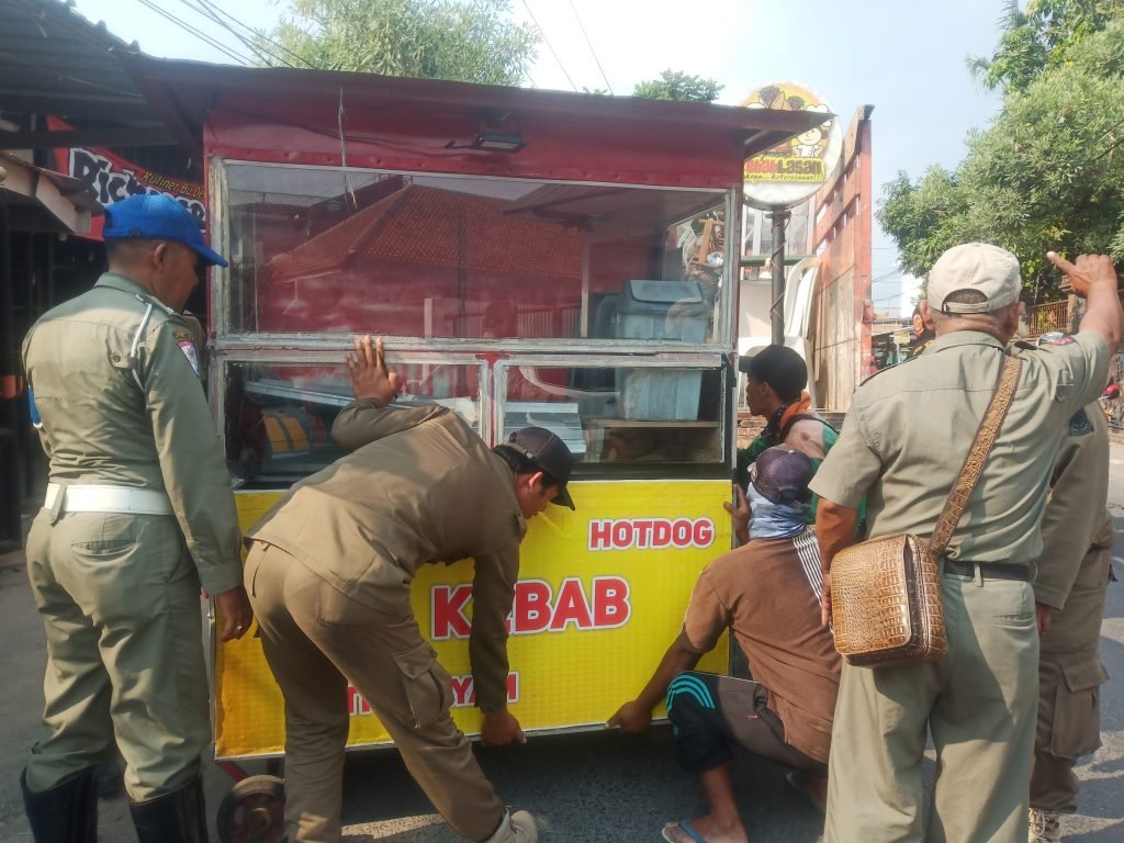 Penertiban PKL Benteng Mojokerto, Diwarnai Adu Mulut Dan Sita Gerobag Kebab
