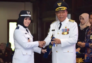 Viral, Kisah Biduan Cantik Engely Emitasari Berpenghasilan Mulai 75 rb Hingga Ratusan Juta Sampai Jadi Kepala Desa