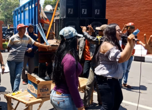 Video Viral Perempuan Cantik Dan Hot Hibur Pendemo Hujan Saweran