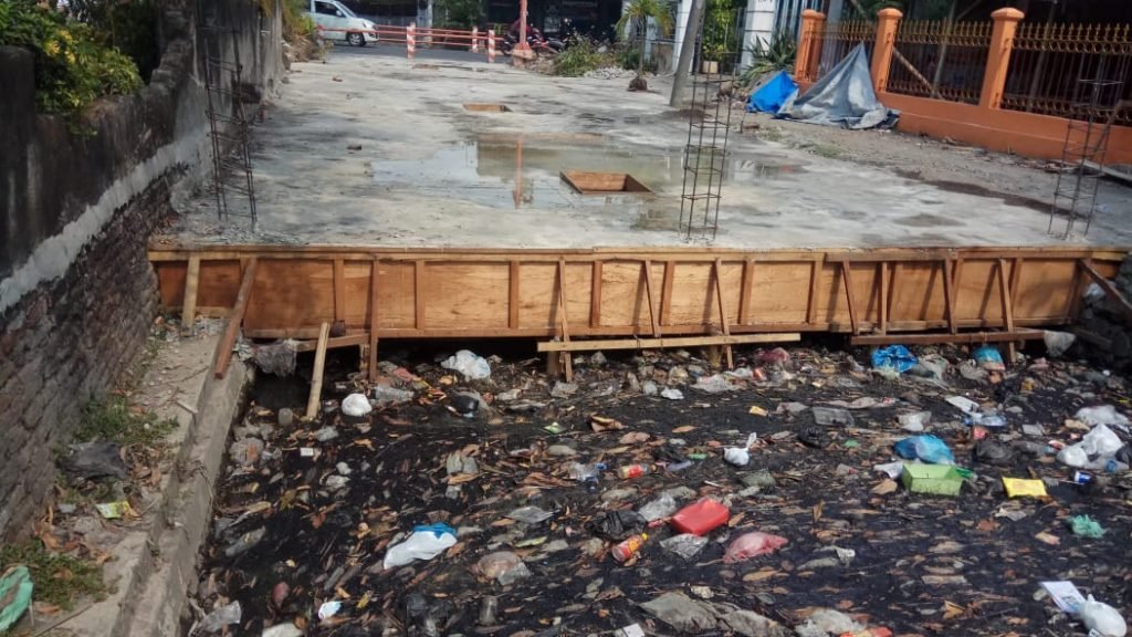 Ngeri ! Proyek siluman Di Jalan Empunala Beralih Fungsi Jadi Bendungan Sampah