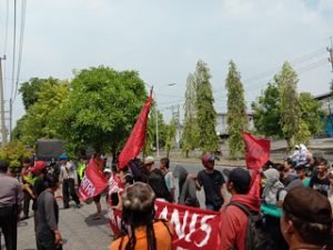 Diduga Tak Miliki IMB PT. Indu Manis, Didemo Forkot