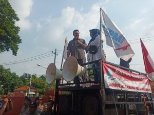 Di Demo Buruh, Bupati Mojokerto Menjawab Di Mobil Komando