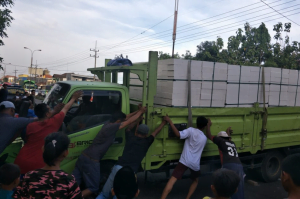 Hilang Kendali, Truk Masuk Parit ini Sebabnya