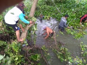Atasi Banjir, Babinsa Carangrejo Bersama Kepala Desa Dan Jajarannya Bersihkan Sampah di Sungai