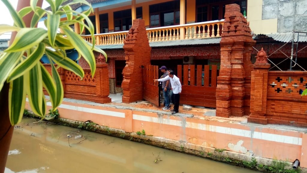 BBWS Belum Beri Ijin, Gerbang kelurahan Miji Berarsitek Majapahit Jadi Aneh