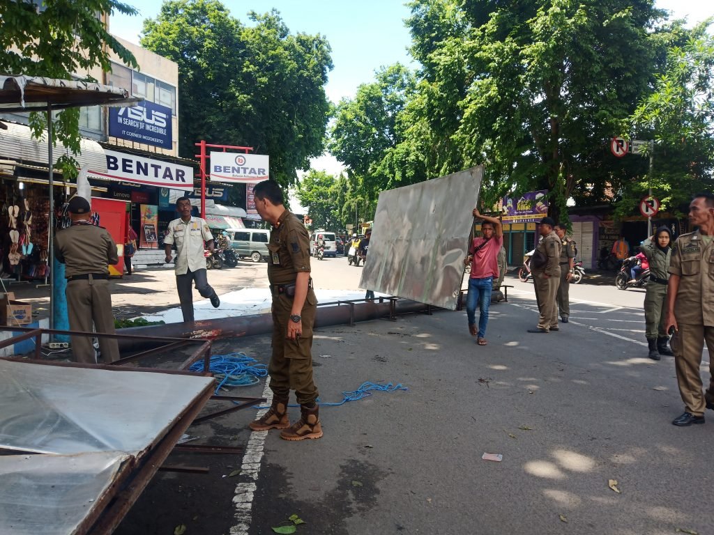Video, detik detik POL PP Mojokerto Robohkan Reklame Bodong
