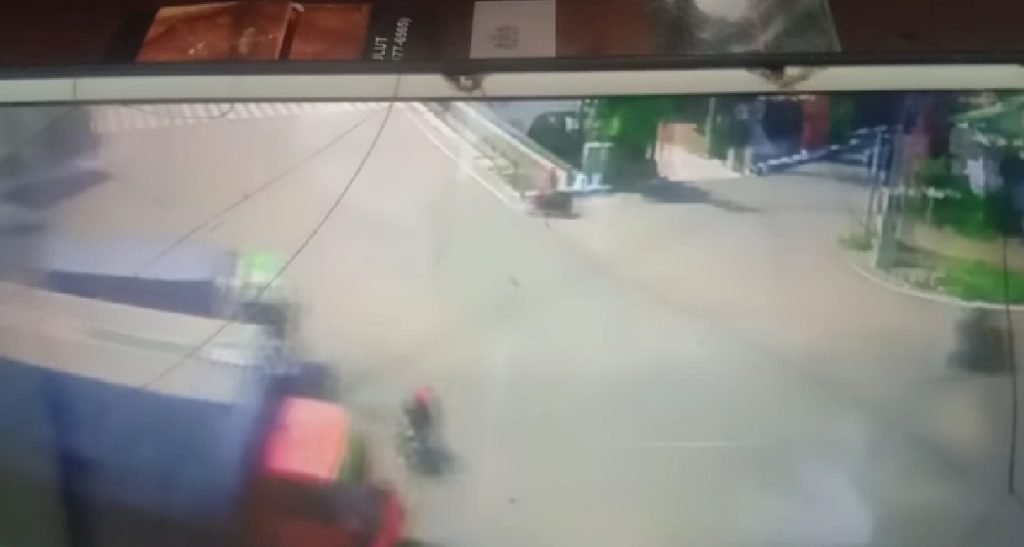 Video detik-detik Tabrakan Bikers VS Truk di Kenanten