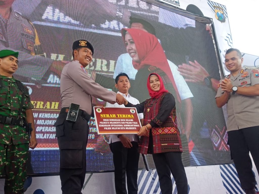 Dukung Program inovasi Polresta Mojokerto, Neng Ita Beri Kontainer dan Motor