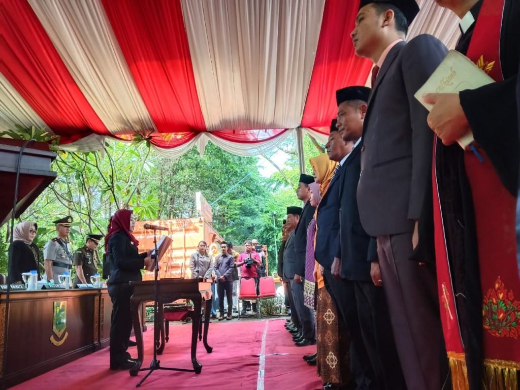 Walikota Mojokerto Lantik Lurah Di Hutan