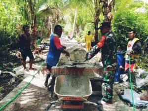 Babinsa Sanana Bersama Warga Kompak Buat Jalan Setapak