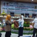 Foto : Neng Ita Menyerahkan Sewan Pengawas Kepada Ketua Dewan Pengawas yang baru