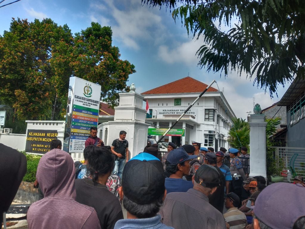 Ratusan Warga Wonodadi Grudug Kejaksaan Mojokerto