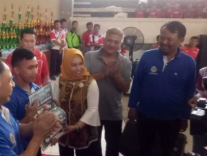 Neng Ita Serahkan, Penghargaan Pada Atlet Mojokerto