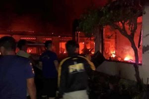 Tak Tau Sebabnya, Warga Di Surabaya Bakar Rumahnya Sendiri