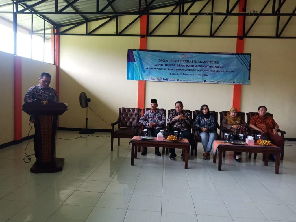 Atasi Pengangguran Pemkot Mojokerto, Gelar Pelatihan Jahit Upper Sepatu