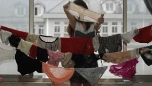 Wanita Cantik Curi Celana Dalam Pria, dan Ngompol di Kantor Polisi, Ini Kisahnya