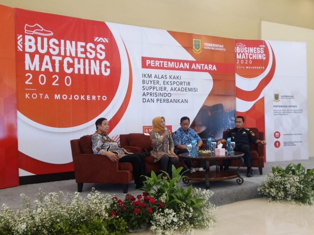 Jalin Sinergitas Bisnis, Ning Ita Pertemukan Puluhan IKM Alas Kaki dalam Business Matching