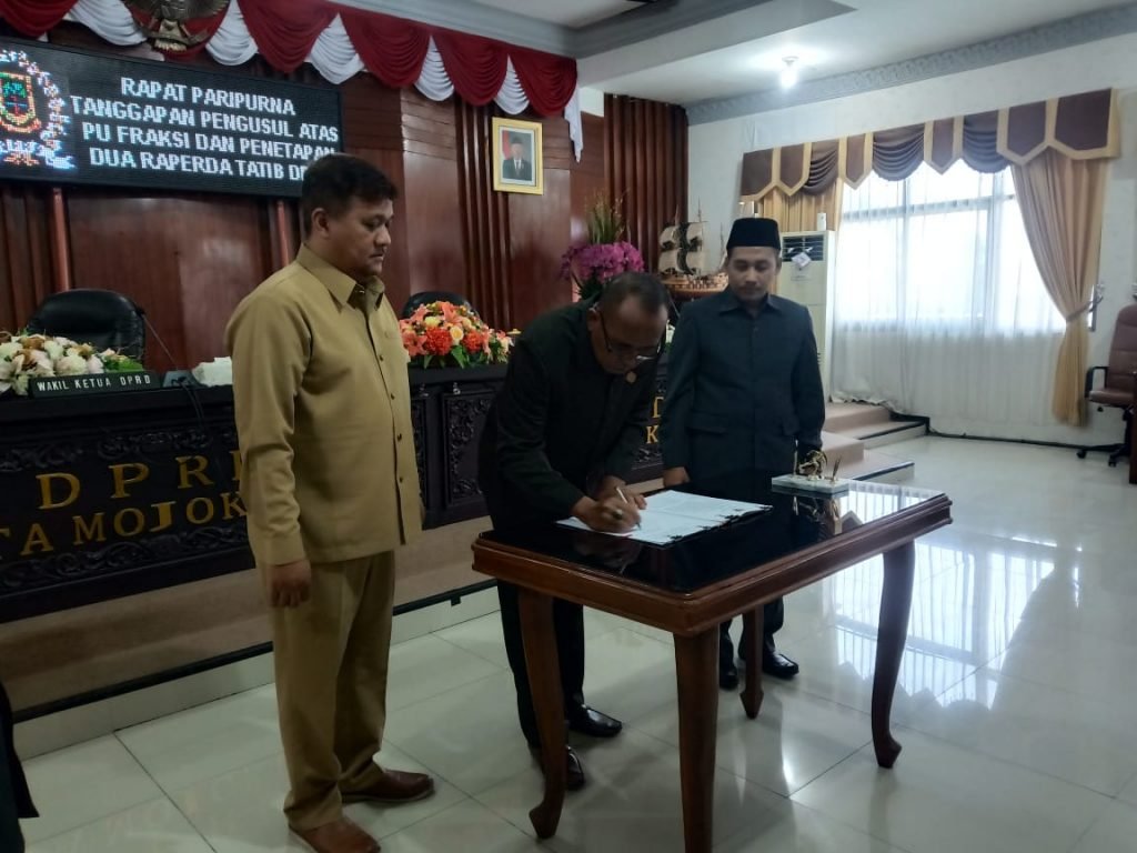 Rapat Paripurna, Dewan Tetapkan Dua Peraturan DPRD Kota Mojokerto