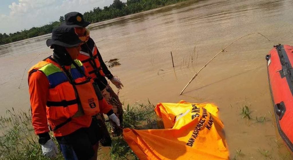 Korban Terakhir, Perahu Penyebrangan Di Sungai Brantas Terseret Arus Ditemukan