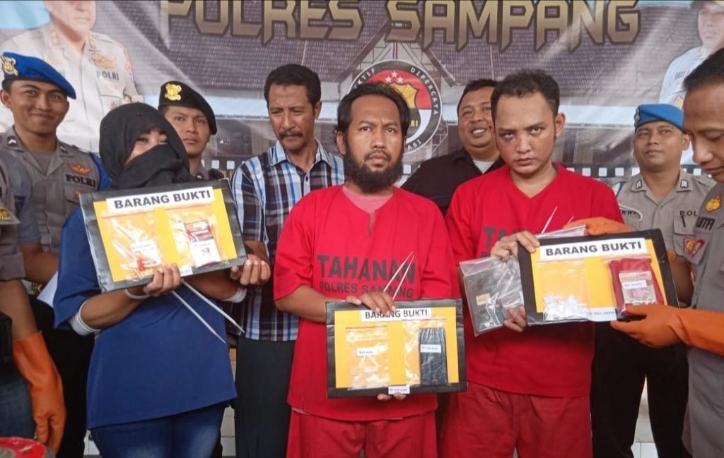 Bermain Barang Haram, Biduan Cantik Diamankan.