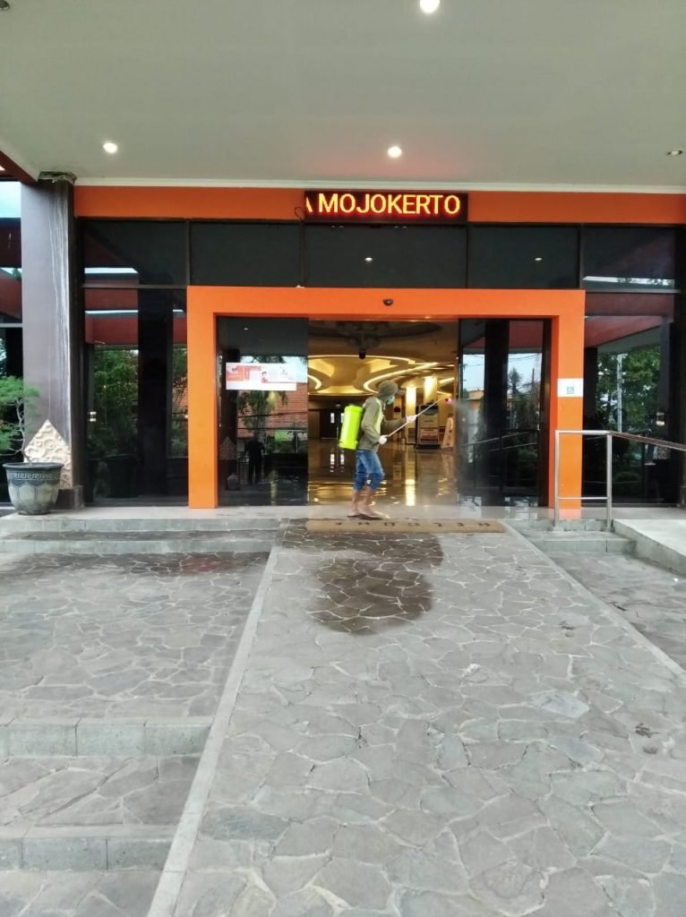 Cegah Covid – 19, Pemkot Mojokerto Lakukan Penyemprotan Disinfektan Massal