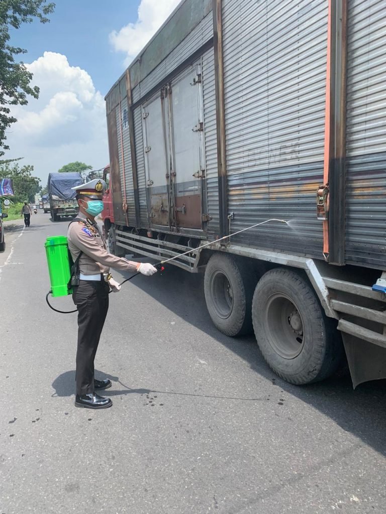 Cegah Penyebaran Virus Corona Kasatlantas Mojokerto Semprotkan Disinfektan Mobil Antar Kota