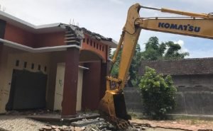 Kecewa Berat Istri Selingkuh, Rumah Sendiri di Hancurkan Lantaran dijadikan Tempat Selingkuh