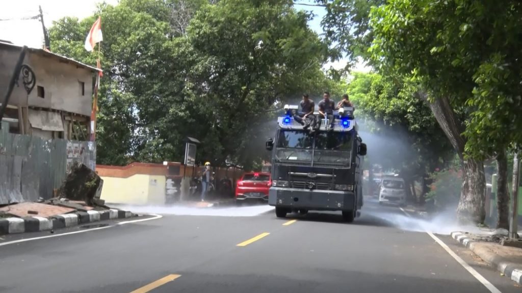 Polda Malut Bersama Instansi Terkait Melakukan Penyemprotan Desinfektan 
