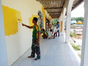 Jelang Bulan Suci Ramadhan, Satgas Yonarmed 9 Bersama Dengan Masyarakat Adakan Pengecetan Mesjid