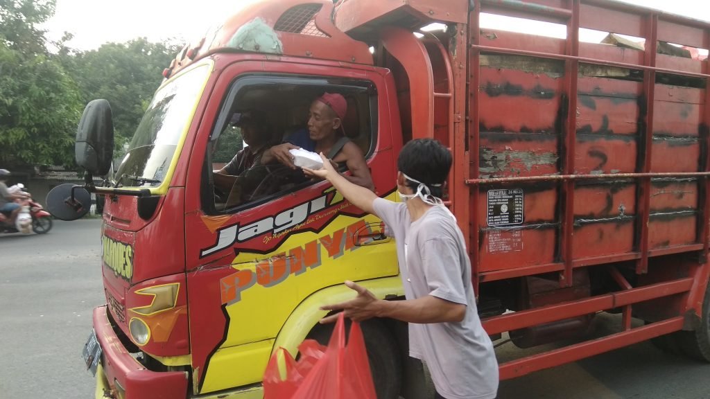 Netizen dan Kartar di Sidoarjo Bagikan Nasi Bungkus