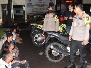 Di Tengah physical distancing Petugas Dapati Pemuda Mabuk Mabukan