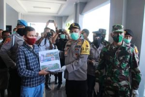 Kapolda Malut Bersama Danrem 152/Babullah Terus Salurkan Bantuan Sembako Kepada Masyarakat Malut