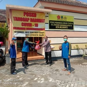 Dinas Sosial Bagikan Nasi Bungkus Kepada Petugas dan Relawan Posko Covid-19