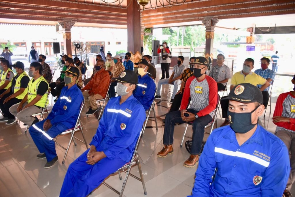 Bagikan 1.600 Paket Sembako untuk THL