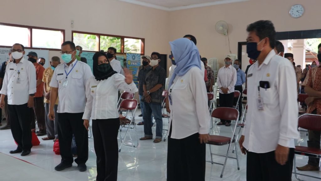 Ditengah Pandemi Ning Ita Beri Bingkisan