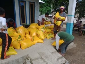 Transparan Dana Desa, Kades Palo Membagikan Sembako Dan BLT Bagi Masyarakat