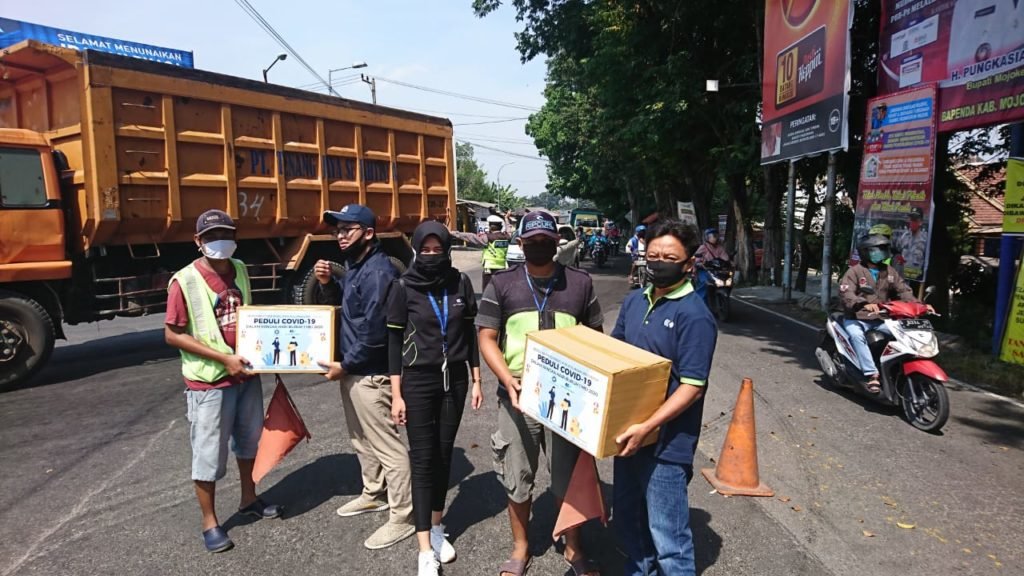 Karyawan PT Kitoshindo Bagikan 60 Paket Sembako kepada SUPELTAS