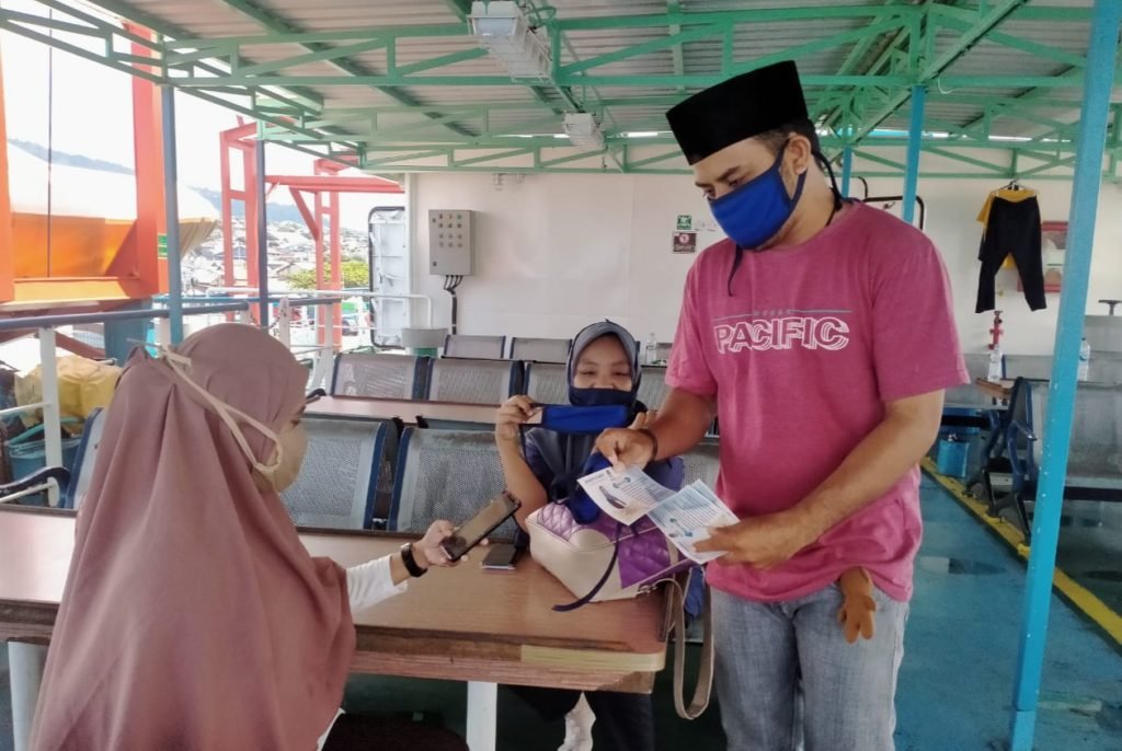 Peduli Kemanusiaan, Anggota DPRD Halsel Fadila Mahmud, Bagikan Ratusan Masker Ke Penumpang Tujuan Makayoa