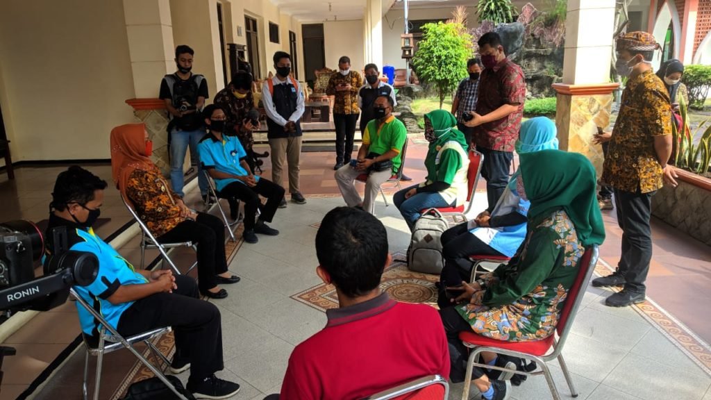 Ning Ita : Soal Bantuan Covid 19, Seng Sabar Rejeki Sudah Ada Yang Ngatur Warga Harus Legowo