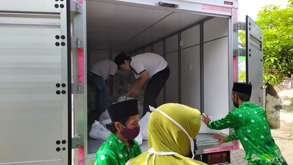 Peduli Warga Terdampak Covid 19, Gus Barra Salurkan Paket Sembako