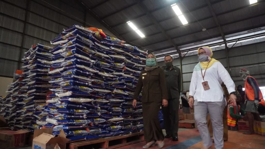 Tinjau Langsung Pengemasan Sembako, Ning Ita Janji Distribusi Seluruh JPS Sebelum Hari Raya Idul Fitri Tuntas