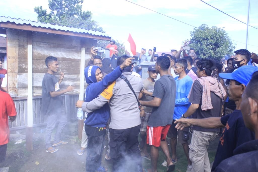 Ratusan Massa Aksi Ngamuk Di Kantor Desa Minta Bupati Halsel Evaluasi Kinerja Pemdes Dolik, Soal DD